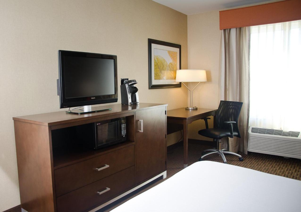 Holiday Inn Express Hotel & Suites Watertown - Thousand Islands By Ihg Dış mekan fotoğraf