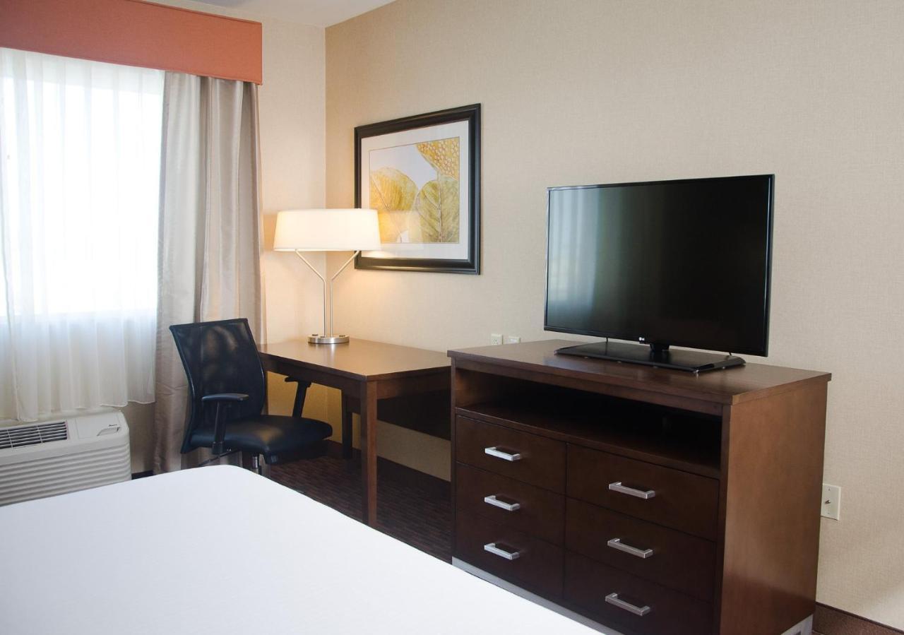 Holiday Inn Express Hotel & Suites Watertown - Thousand Islands By Ihg Dış mekan fotoğraf