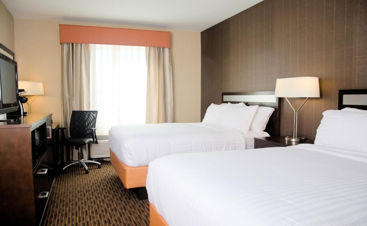 Holiday Inn Express Hotel & Suites Watertown - Thousand Islands By Ihg Dış mekan fotoğraf