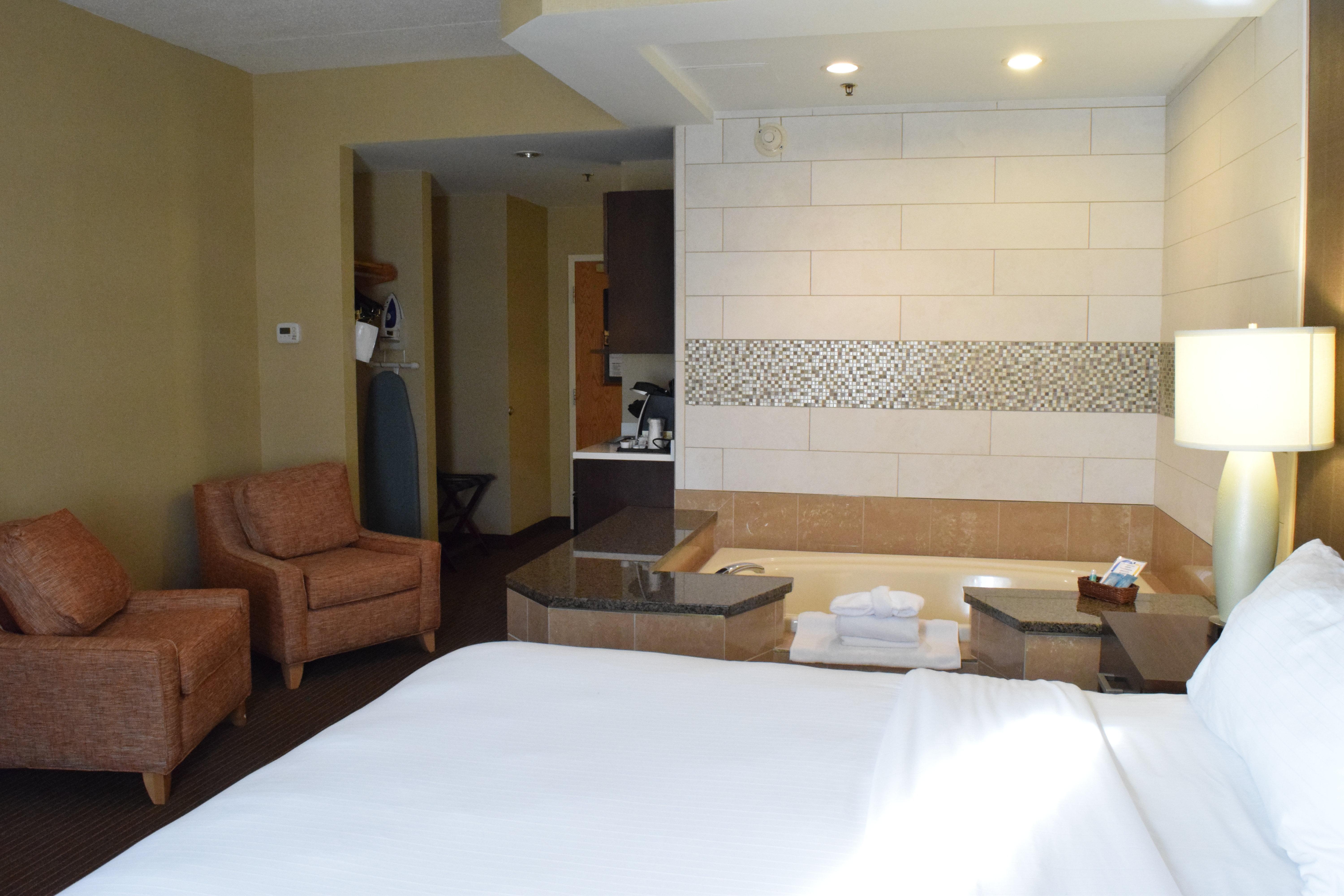 Holiday Inn Express Hotel & Suites Watertown - Thousand Islands By Ihg Dış mekan fotoğraf
