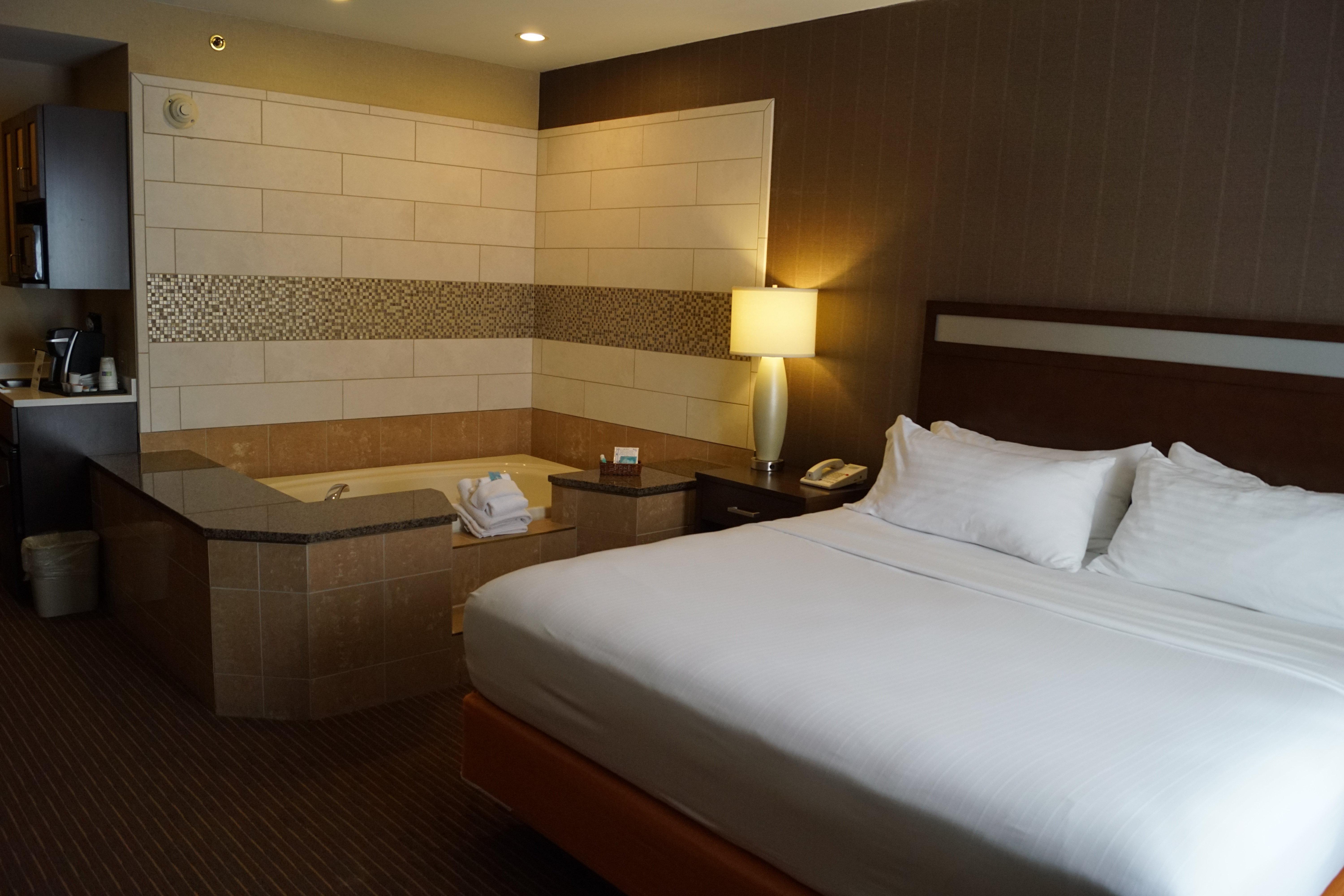 Holiday Inn Express Hotel & Suites Watertown - Thousand Islands By Ihg Dış mekan fotoğraf