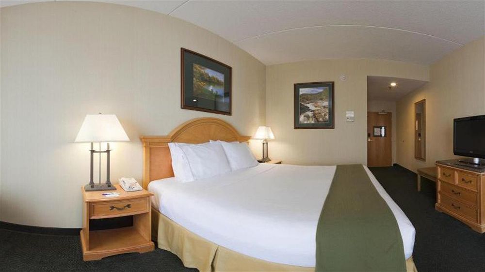 Holiday Inn Express Hotel & Suites Watertown - Thousand Islands By Ihg Dış mekan fotoğraf