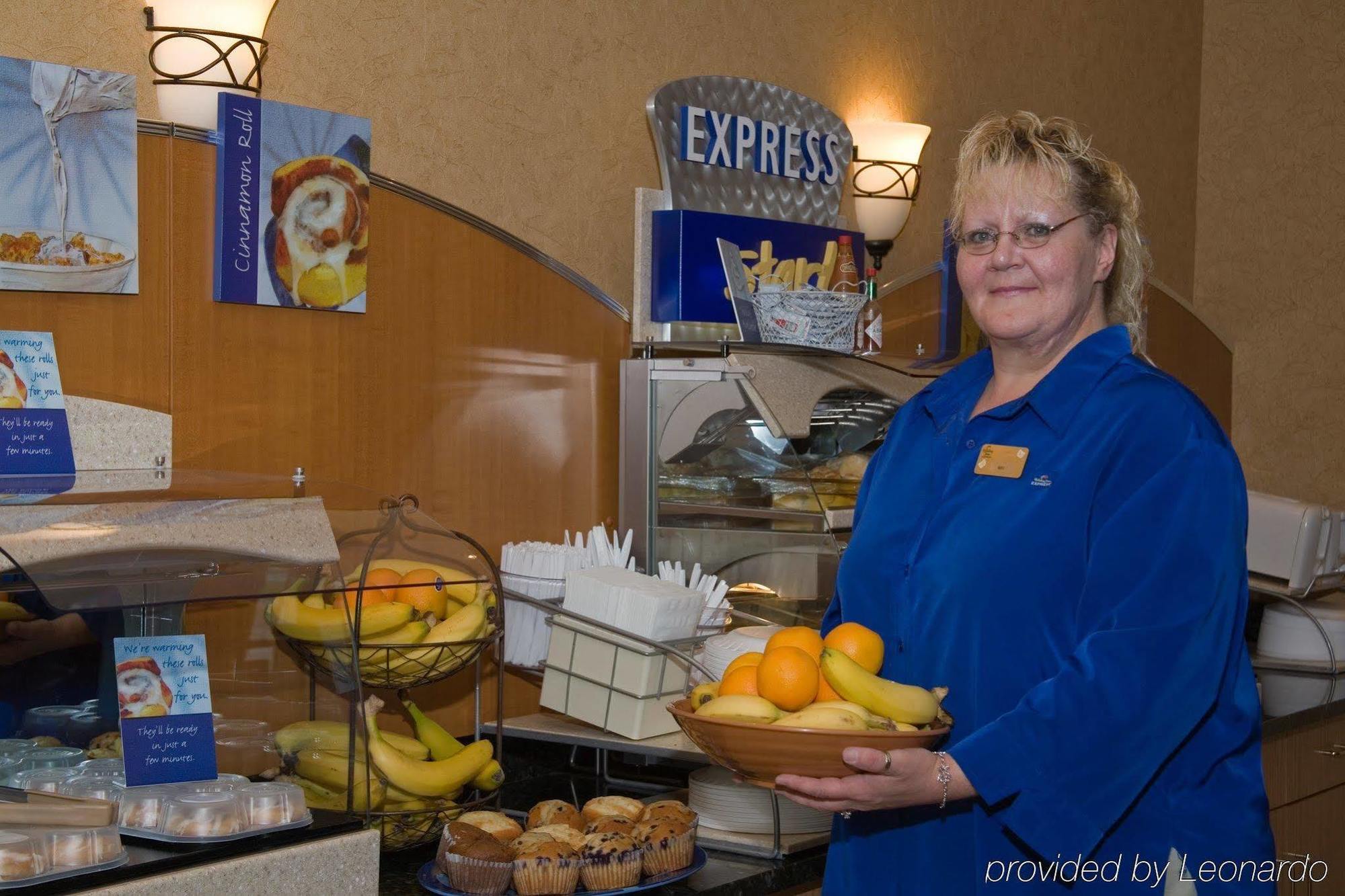 Holiday Inn Express Hotel & Suites Watertown - Thousand Islands By Ihg Dış mekan fotoğraf