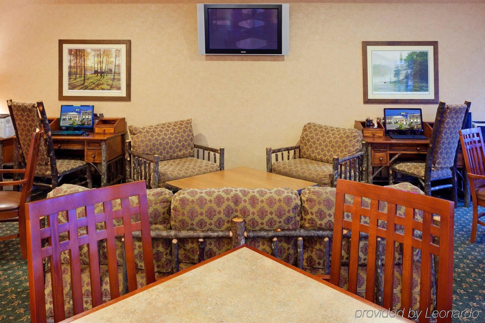 Holiday Inn Express Hotel & Suites Watertown - Thousand Islands By Ihg Dış mekan fotoğraf