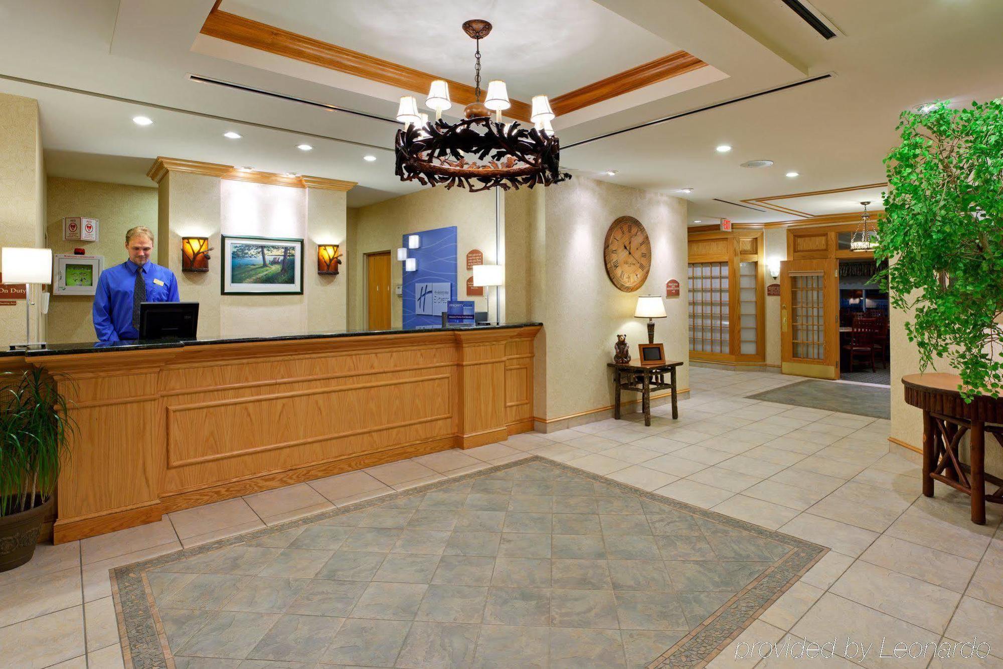 Holiday Inn Express Hotel & Suites Watertown - Thousand Islands By Ihg Dış mekan fotoğraf