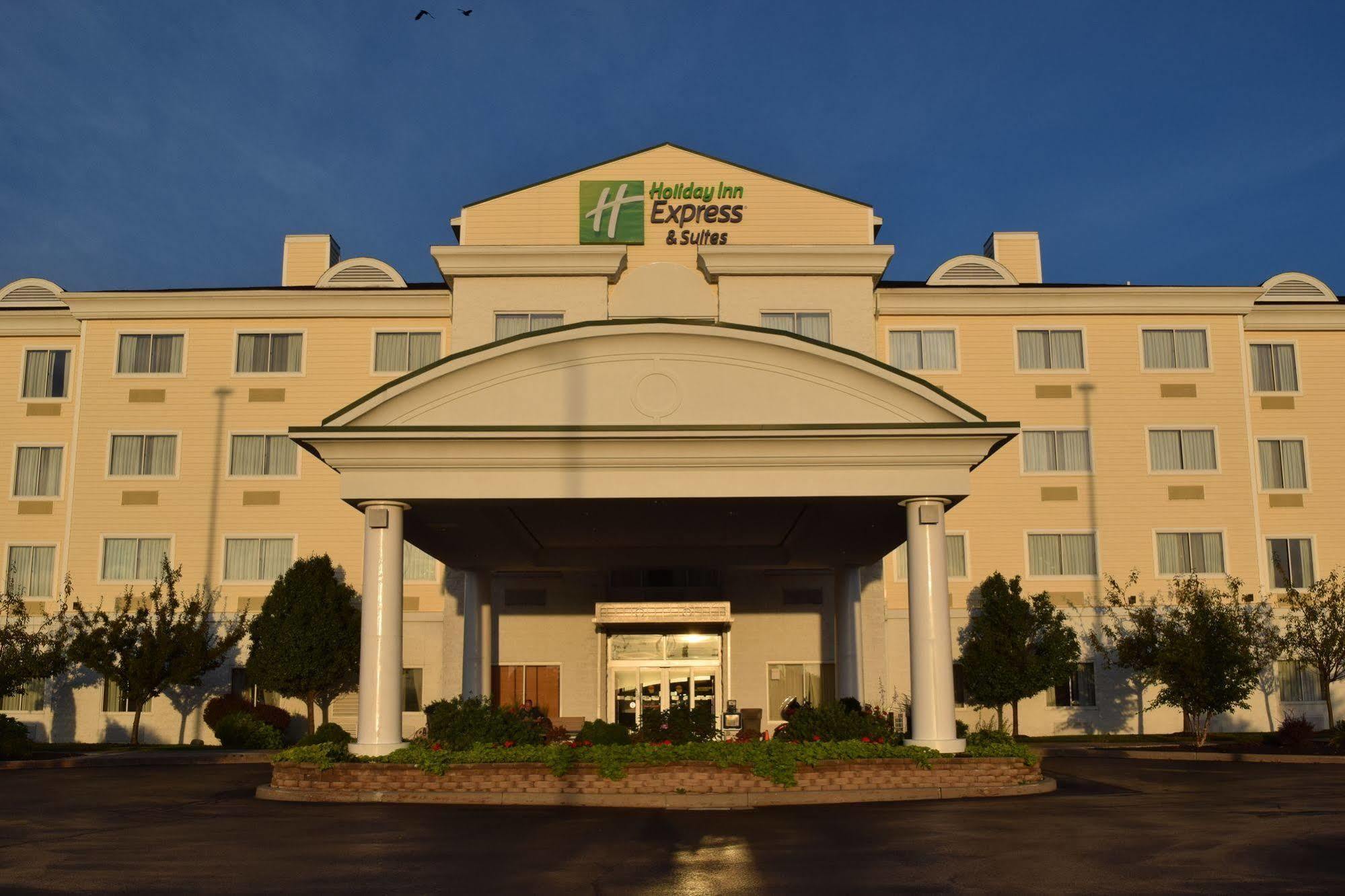 Holiday Inn Express Hotel & Suites Watertown - Thousand Islands By Ihg Dış mekan fotoğraf